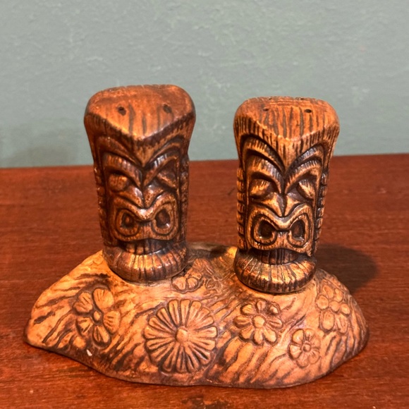 Vintage Treasure Craft Tiki Idols Hawaii Salt & Pepper Shakers with Cork Decor - Picture 3 of 10